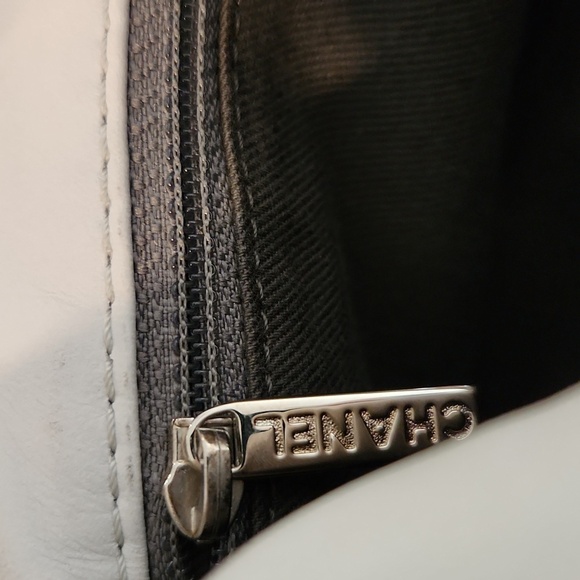 RARE CHANEL Vintage Lambskin Handbag - Picture 11 of 15